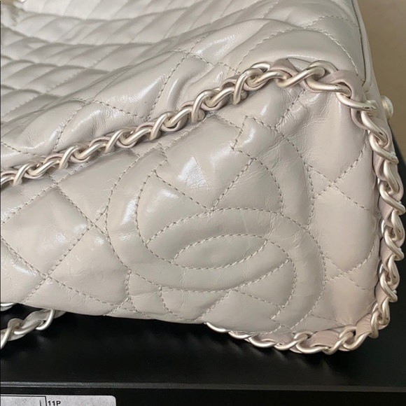 Chanel Quilted Sac Divers Large Shoulder Bag - Picture 10 of 16